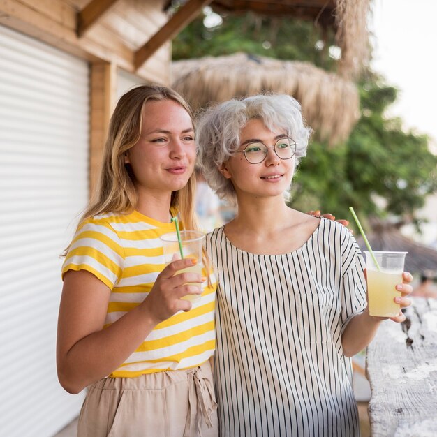 Chicas disfrutando de su tiempo juntas después de la cuarentena