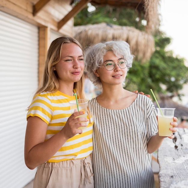 Chicas disfrutando de su tiempo juntas después de la cuarentena