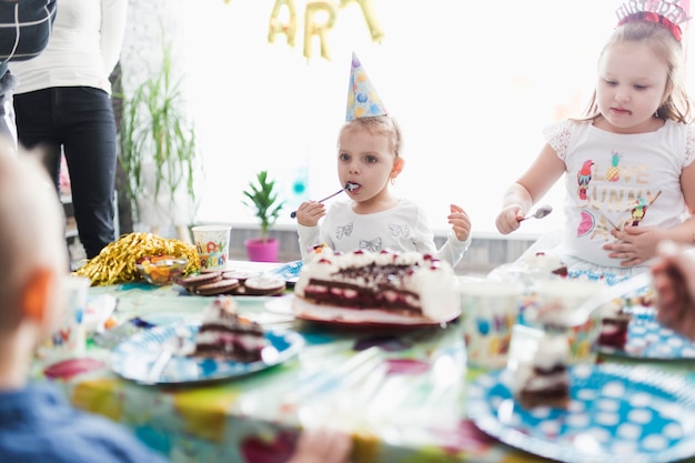 Chicas disfrutando de la torta de cumpleaños