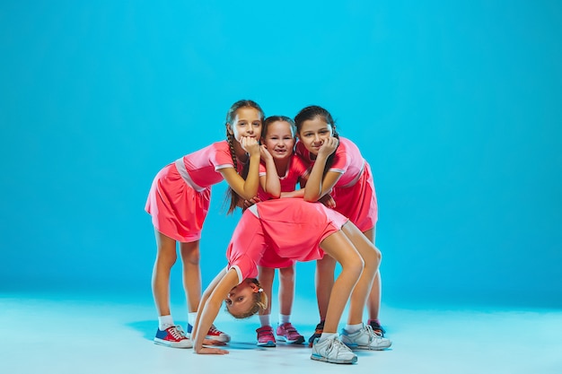 Chicas divertidas lindas bailando