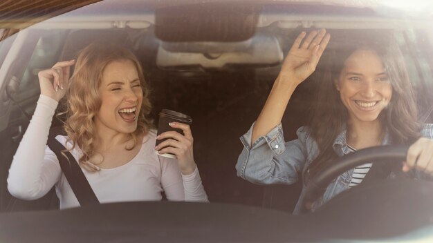 Chicas divirtiéndose en el coche