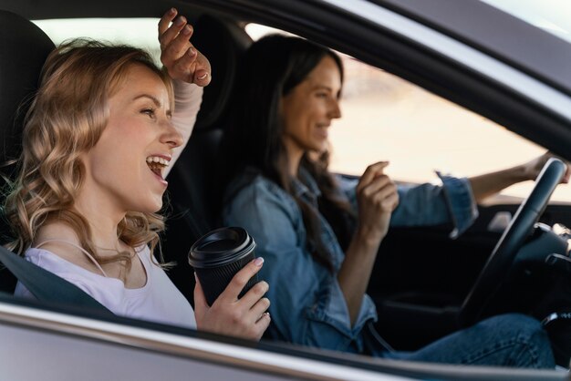 Chicas divirtiéndose en el coche