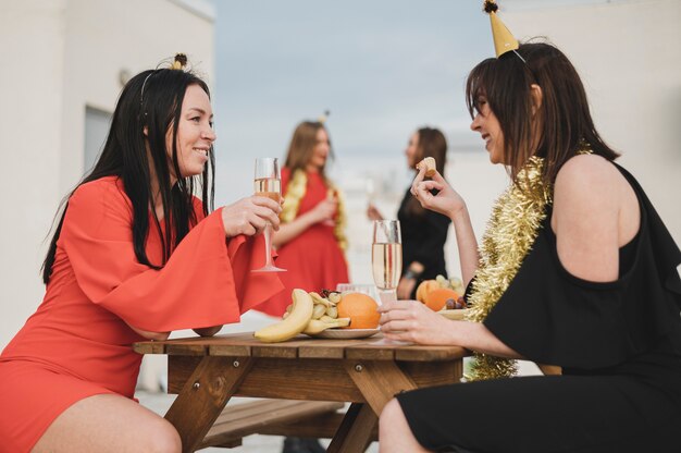 Chicas divirtiéndose en una fiesta en la azotea