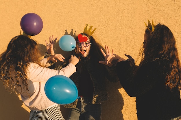 Chicas divirtiéndose con globos