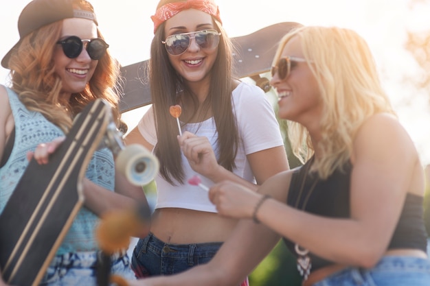 Foto gratuita chicas divirtiéndose en el skatepark