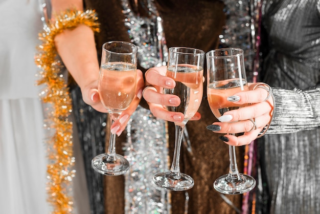 Chicas elegantes brindando con champagne