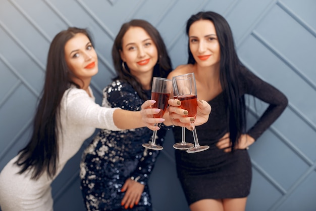 Foto gratuita chicas elegantes celebran en el estudio