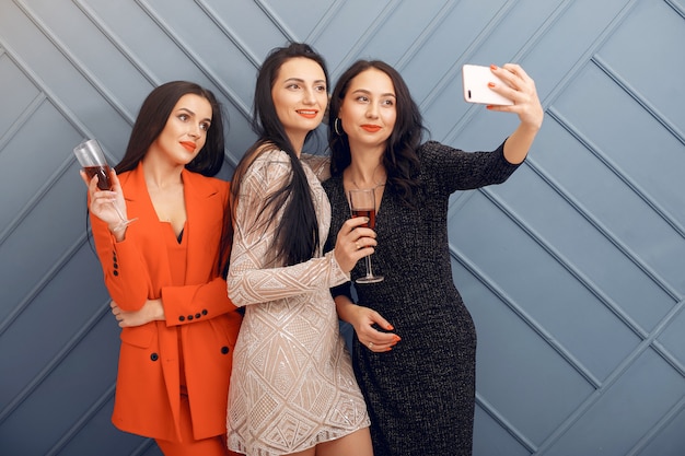 Foto gratuita chicas elegantes celebran en el estudio