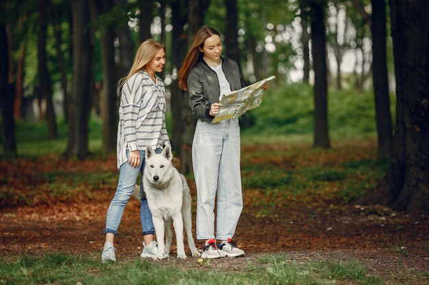 Chicas elegantes y con estilo en un bosque