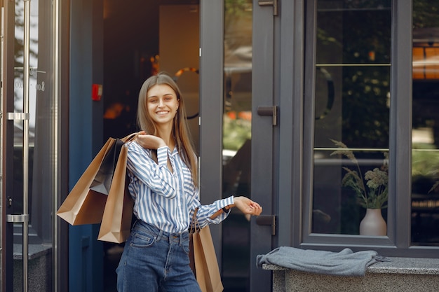 Chicas elegantes y con estilo en la calle con bolsas de compras