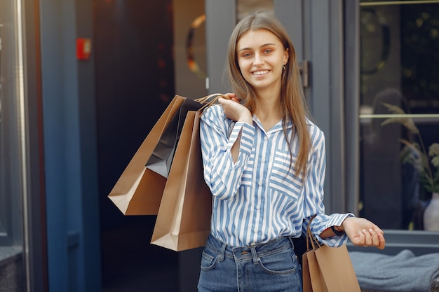 Chicas elegantes y con estilo en la calle con bolsas de compras