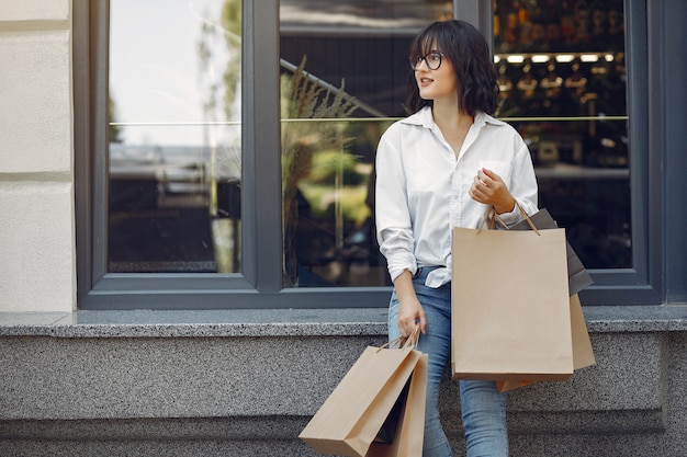 Chicas elegantes y con estilo en la calle con bolsas de compras