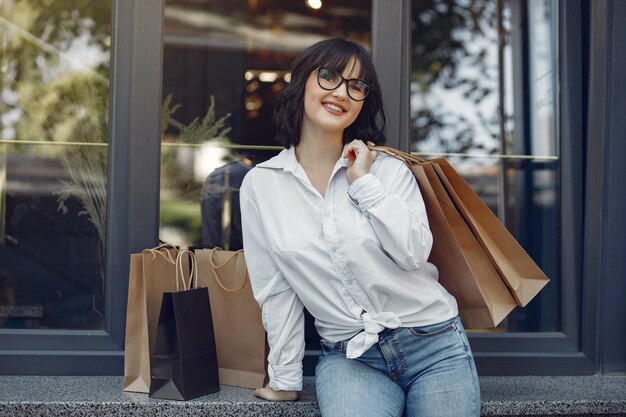 Chicas elegantes y con estilo en la calle con bolsas de compras