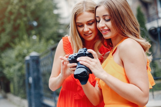 Chicas elegantes y con estilo en un parque de verano