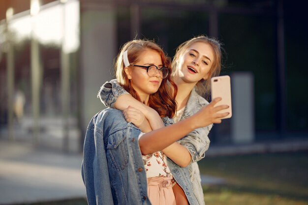 Chicas elegantes y con estilo en un parque de verano