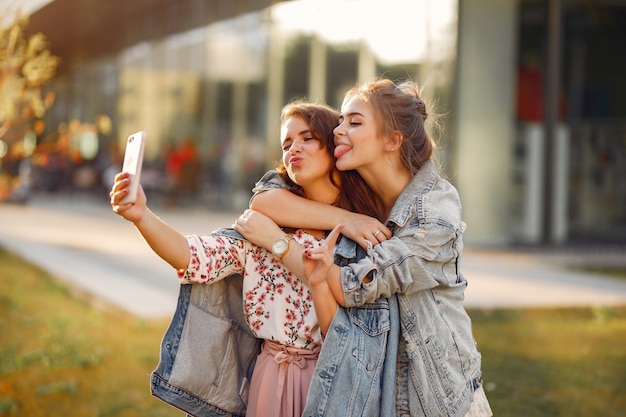 Chicas elegantes y con estilo en un parque de verano