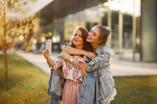 Chicas elegantes y con estilo en un parque de verano