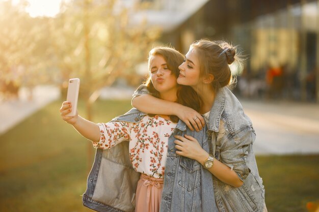 Chicas elegantes y con estilo en un parque de verano