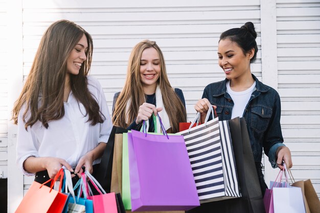 Chicas emocionadas con las compras