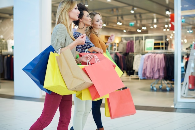 Foto gratuita a las chicas les encanta ir de compras