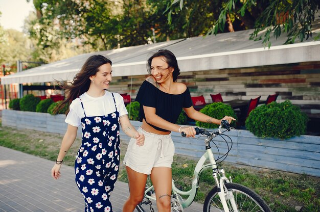 Chicas con estilo caminando en un parque de verano