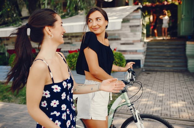 Chicas con estilo caminando en un parque de verano