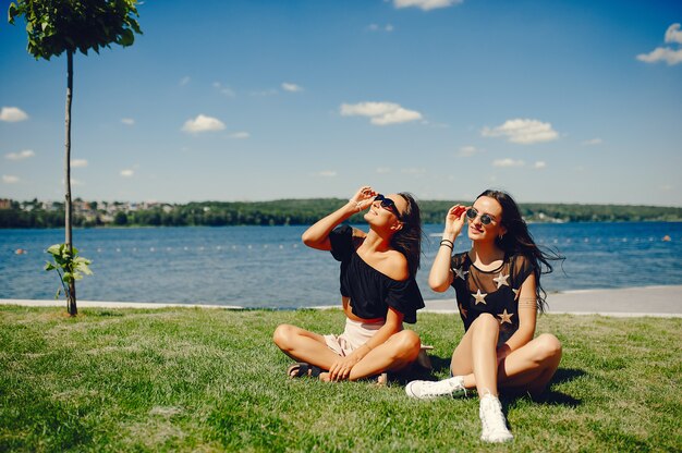 Chicas con estilo caminando en un parque de verano