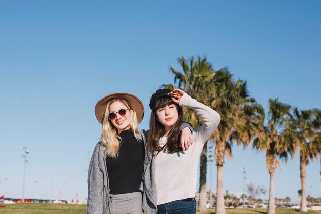 Chicas con estilo posando en la calle