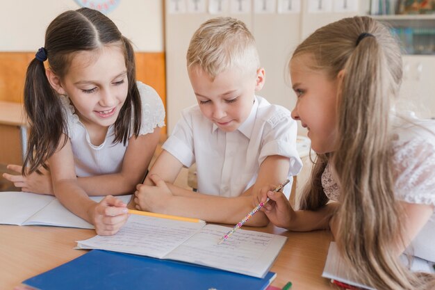 Chicas explicando ejercicio para niño