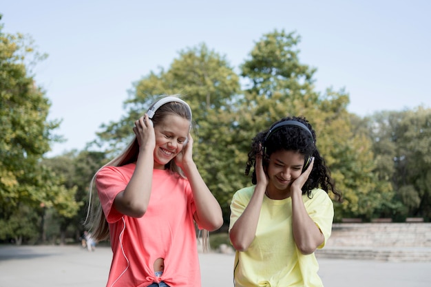 Chicas felices con auriculares