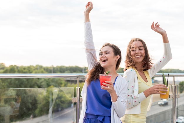 Chicas felices bailan en una fiesta