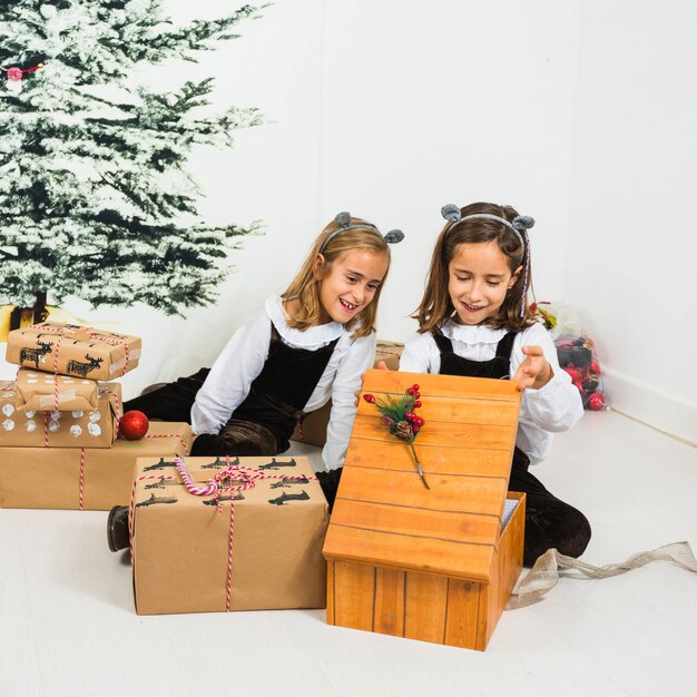 Chicas felices con cajas de regalo