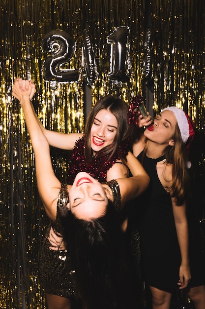Chicas felices celebrando 2018