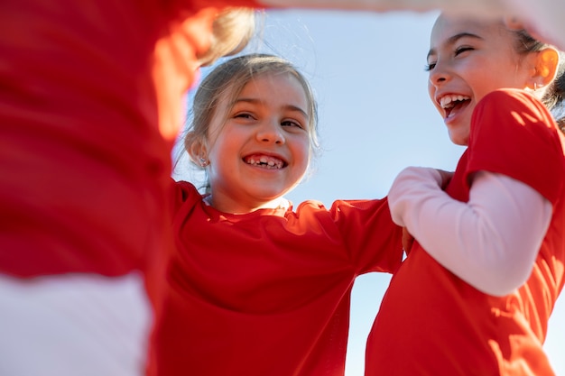 Chicas felices con cielo azul al aire libre