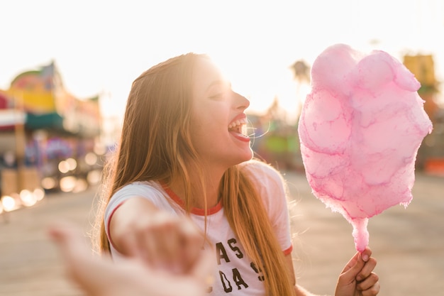 Chicas felices divirtiéndose en el parque de atracciones