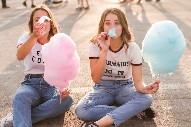 Chicas felices divirtiéndose en el parque de atracciones