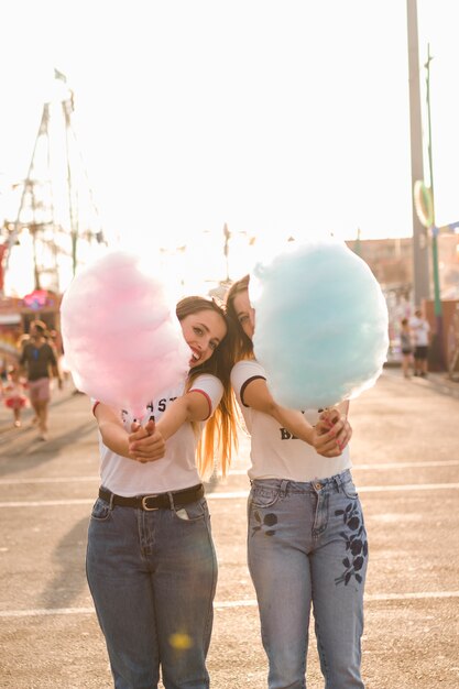 Chicas felices divirtiéndose en el parque de atracciones
