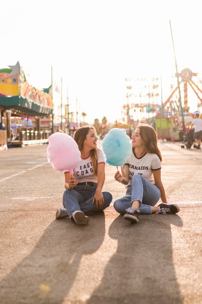 Chicas felices divirtiéndose en el parque de atracciones