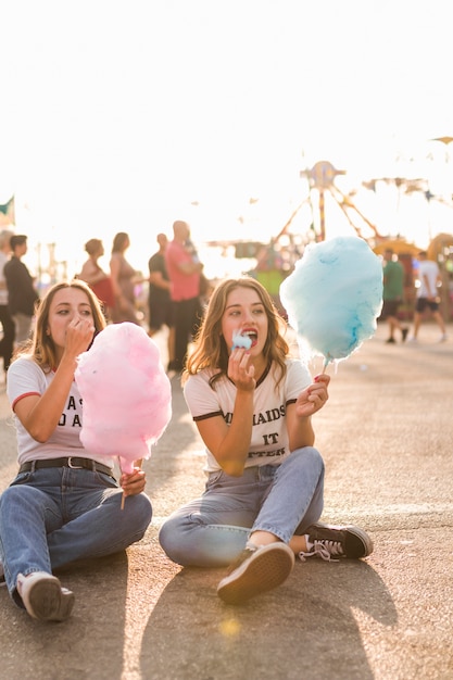 Chicas felices divirtiéndose en el parque de atracciones