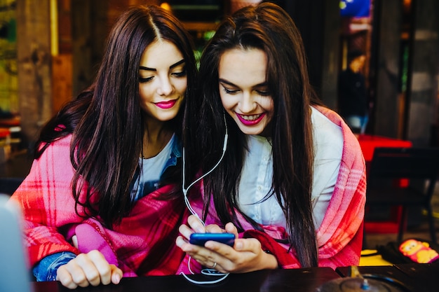 Chicas felices escuchando música