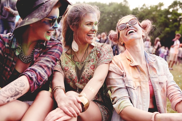 Chicas felices en el festival de verano.