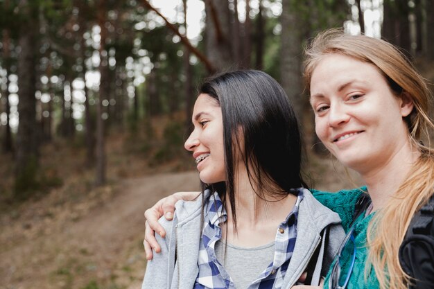 Chicas felices posando al aire libre