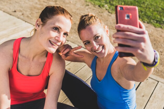 Chicas felices sonriendo para la foto