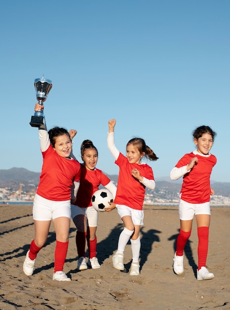 Chicas felices de tiro completo con trofeo