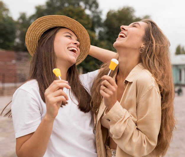 Chicas felices de tiro medio con dulces