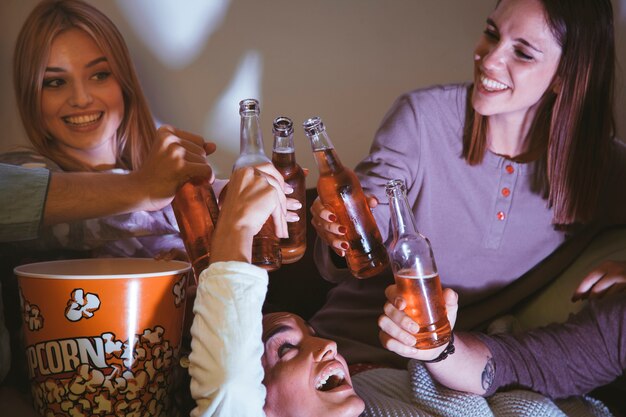 Chicas felices viendo una película