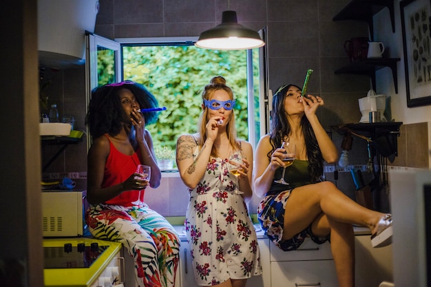 Chicas de fiesta en casa