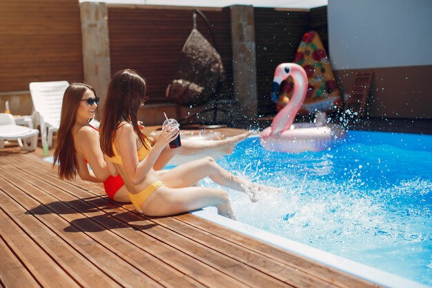 Chicas en fiesta de verano en la piscina