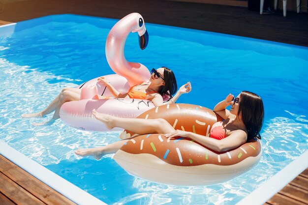 Chicas en fiesta de verano en la piscina