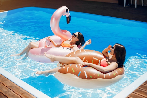 Chicas en fiesta de verano en la piscina